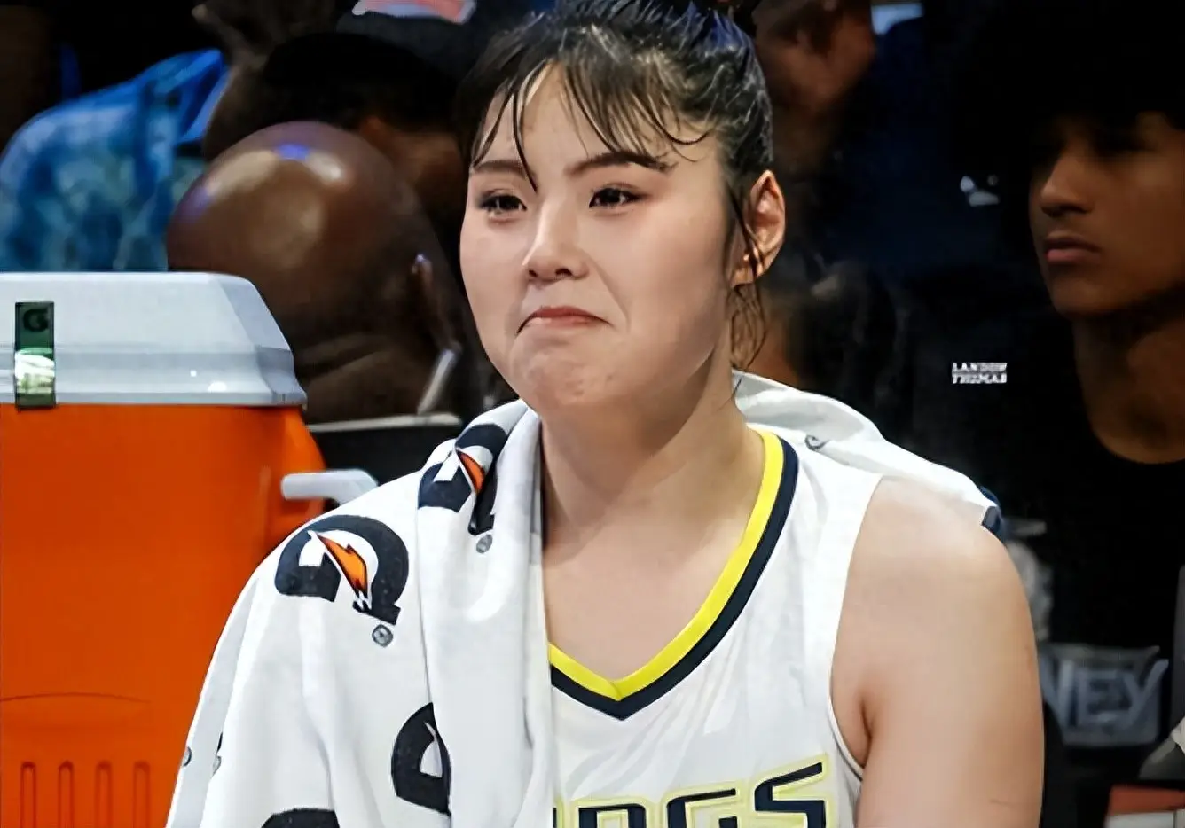 李月汝用这么离谱的方式作别这届世界杯，放到整个中国体坛都算得上奇闻，球迷也抛出了三个大问号，咱逐个讲清楚。

这次女篮征战德国世界杯前夕，大家期盼已久的绝对内线主力李月汝突然缺席十二人出征名单。很多人以为是伤病或者战术轮换，深挖之下才发现，根源出在跨国参赛的证件环节。

李月汝在海外打联赛，手头因私