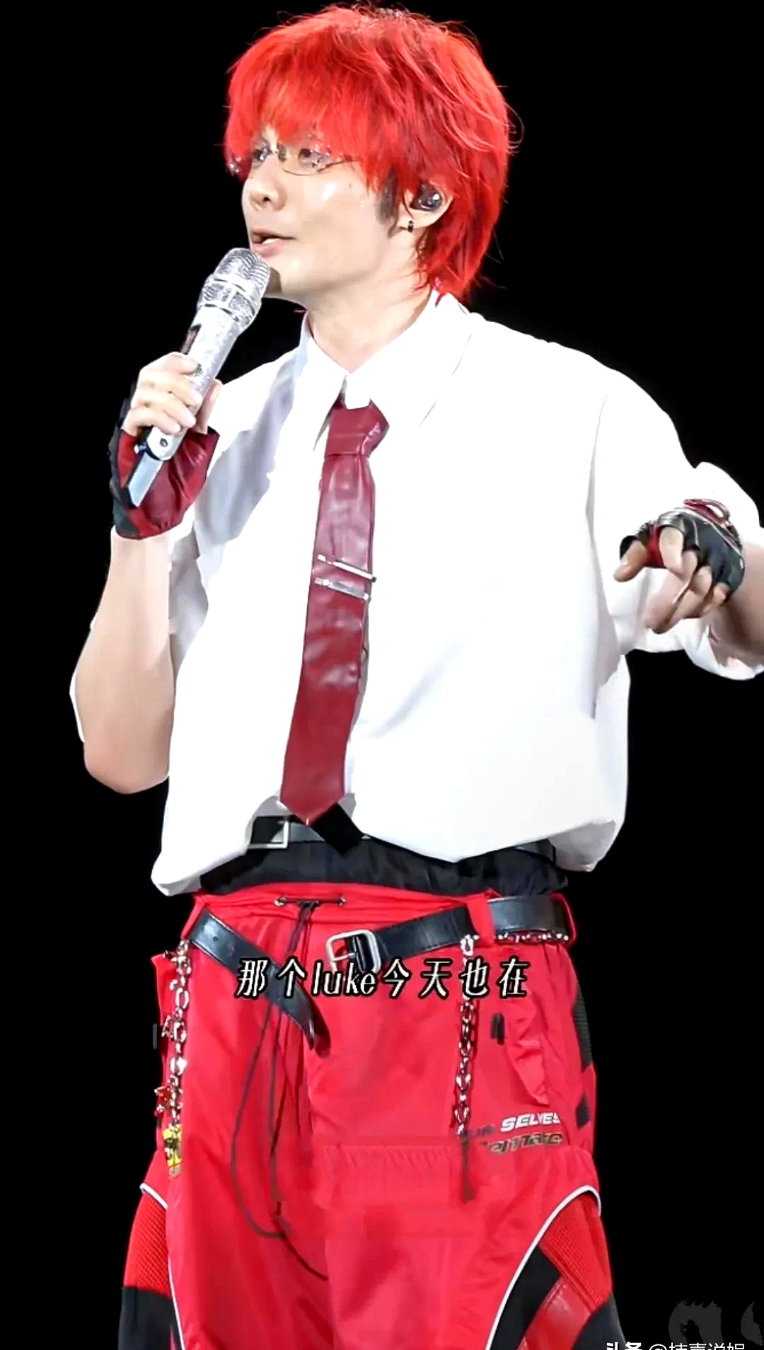 中秋节李荣浩开演唱会，台上一句“Luke来了，雯雯也在”，直接把井柏然和刘雯这对的窗户纸捅得明明白白
 

这俩人进场时还特意避嫌，刘雯跟着井柏然助理走，井柏然从另一边进，防镜头防得严严实实。结果刘雯一身红条纹配黑裤子，超模个头往人群里一戳本来就扎眼，转头又被台上的好兄弟当众点了名，掩护全白打了