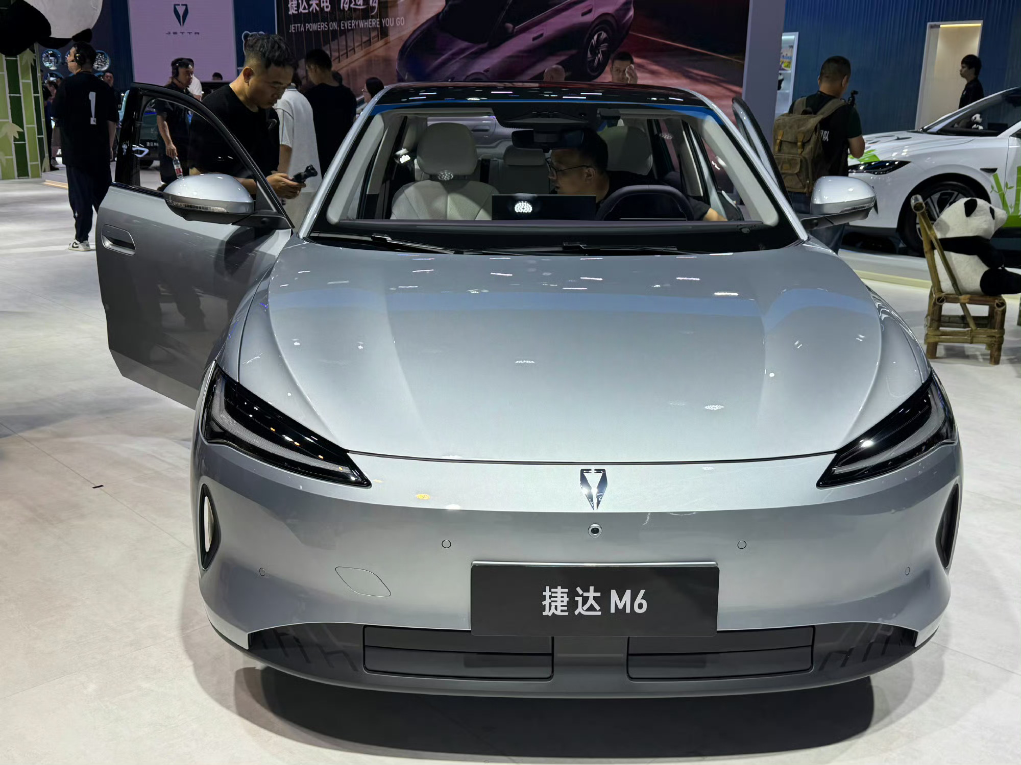 合资品牌这次是真急了，捷达M6昨天正式开启预售，限时预售价8.08万到9.98万，顶配就把城市NOA带进10万以内。搁以前这个价位，所谓智驾基本就是定速巡航加个倒车影像，大众背书加纯电平台，捷达这是想亲手撕掉出租车专属标签。问题来了，8万多预算大家选它，还是比亚迪海鸥和五菱缤果这种熟面孔？【来自懂车