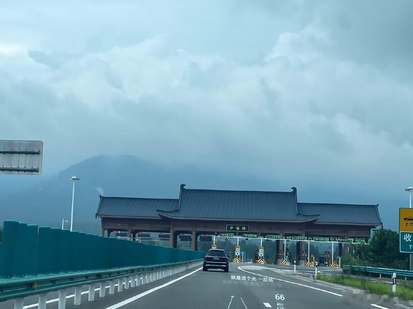 中秋自驾从郑州回周口，深蓝 SL03 后备箱塞进两个 28 寸大行李箱，依旧还有富余空间。
顺带装下带给长辈的中秋礼盒、老家父母准备的土特产，一车装满团圆心意。宽大的后备箱，装得下行李，也装下一家人的中秋烟火与归途温暖。
#深蓝车友会# ​