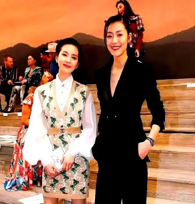 要是光看照片，你绝对猜不到画面里那个气场全开、发顶甚至还高出半截的人，在现实里其实是个矮个子

1米68的沈梦辰跟1米78的刘雯同框合影，按常理这完全是一场单方面的降维碾压，结果照片一出来直接把大伙儿看傻了眼

镜头里哪有什么铁打的身高参数，玩的全是人情世故和视角算计

平时遇到刘雯这种自带光环的超