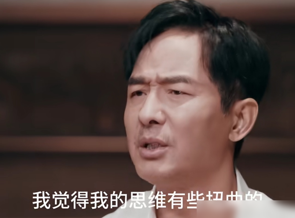 郭晓东自曝，好剧本找上门，他第一反应是跑。
不是矫情，是真怕。他说自己穷怕了，骨子里带着自卑，觉得那角色不该属于自己。早年去试戏，还没进门腿先软，生理性恶心。
张泉灵都听愣了，说你这不叫谦让，叫自我淘汰。
他写过一篇论文，专论演员的自卑。结论就一句：它要么抽着你往前奔，要么拽着你往下沉。他自己