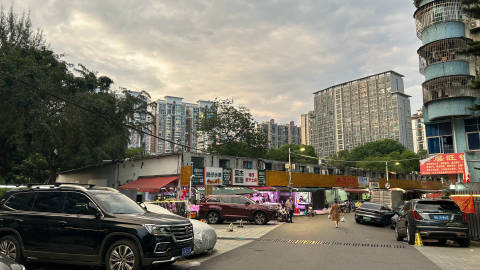 老街余影<br /><br />高楼一层层漫过天际，<br />这片旧...