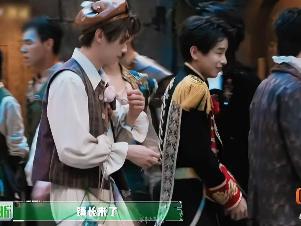 张真源游戏执念太深，就连吃饭都在复盘狼人杀，心心念念想刀陈哲远，陈哲远却还对他抱有信任，属实是危险而不自知，陈哲远快小心张真源[笑cry][笑cry]#张真源已经盯上陈哲远了##陈哲远你小心点张真源吧# ​