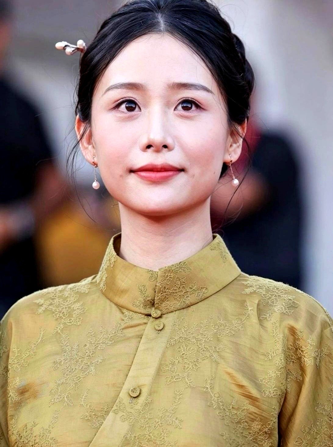 顶着轻微“大小眼”在镜头前晃荡，98年潮汕姑娘王晓慧，硬是把内娱流水线撕开一道口子。

《给阿嬷的情书》一播，“淑柔”火了。没有磨皮滤镜，没有精准计算弧度的假笑，她一笑，嘴角挂着梨涡，透着一股不加掩饰的野生态。

早年她死活不接戏，天天盯着镜子里的自己发愁。如今却凭着这份不完美，把松弛感演活了。观众