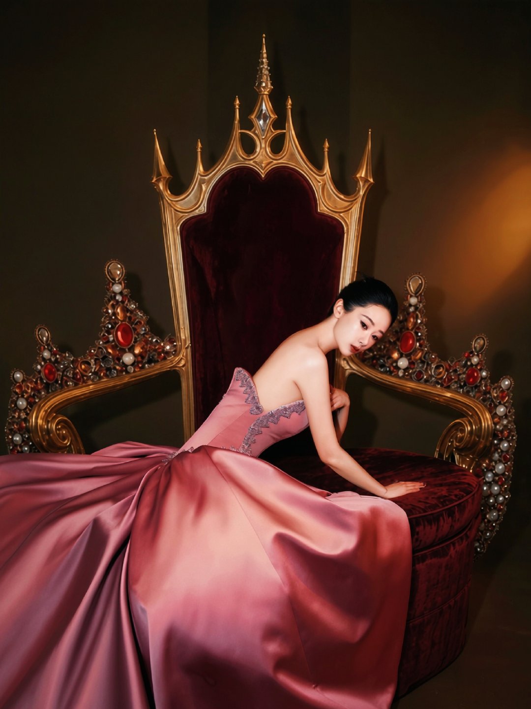 #杨紫[超话]# 

既是皇冠，也是王座

#杨紫何惟芳#.
#杨紫白玉兰视后# ​