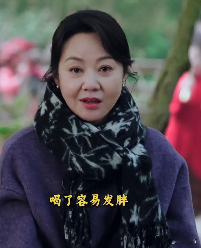氛围感拉满！柯淳闫妮同框，没有一秒不是微醺
 
“柯淳和闫妮在一起，没有一秒是不微醺的。”电影《活色生香》的主创互动，让这句网友评价迅速出圈。闫妮自带松弛朦胧的独特气质，柯淳也被这份氛围感感染，两人同框就像浸在温柔的故事里。
 
拍戏现场，二人的相处充满随性的趣味。骑摩托对戏时，柯淳滔滔不绝聊了一圈