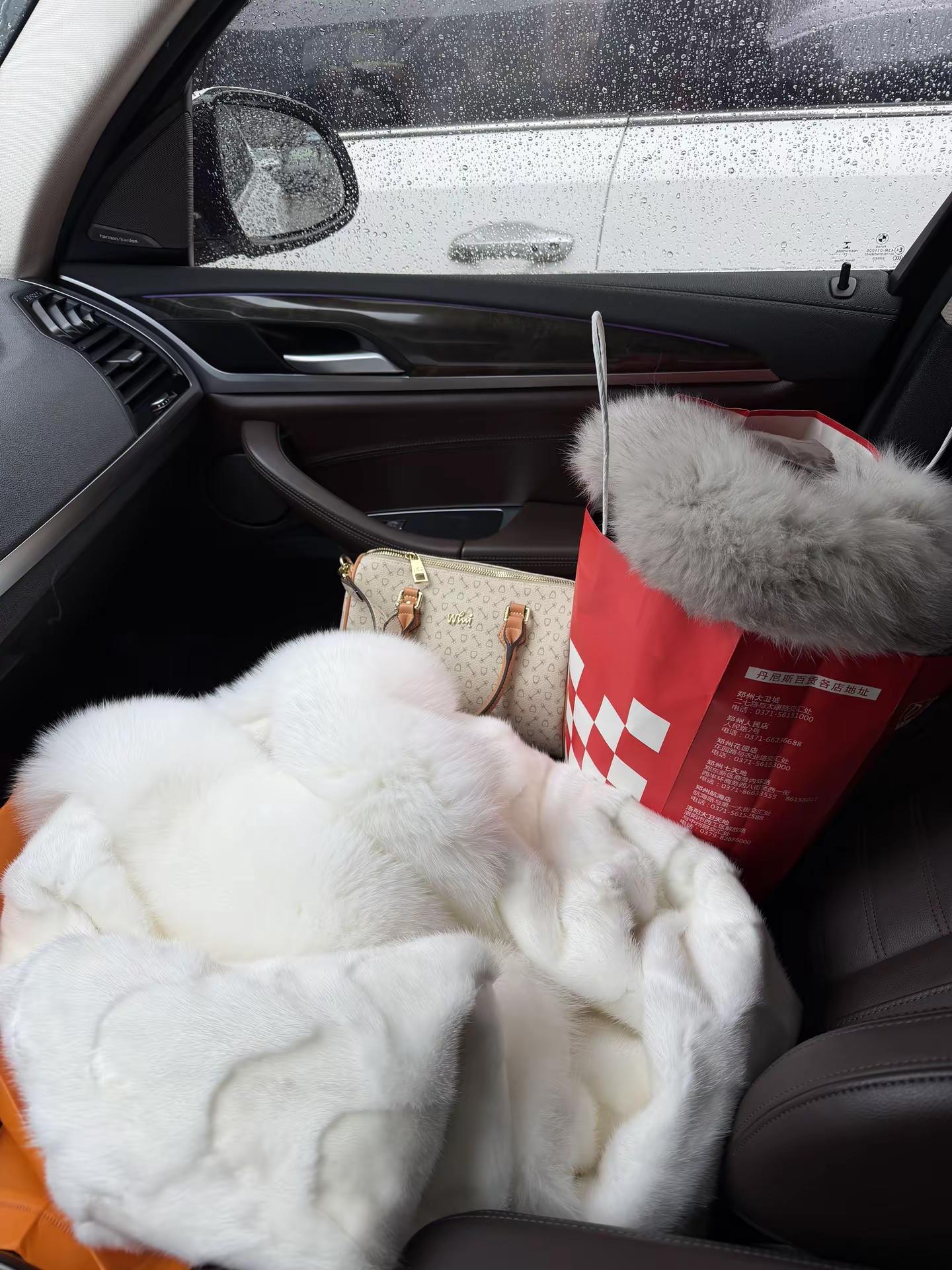 成熟女人的三大标志，穿貂，买黄金。听凤凰传奇。