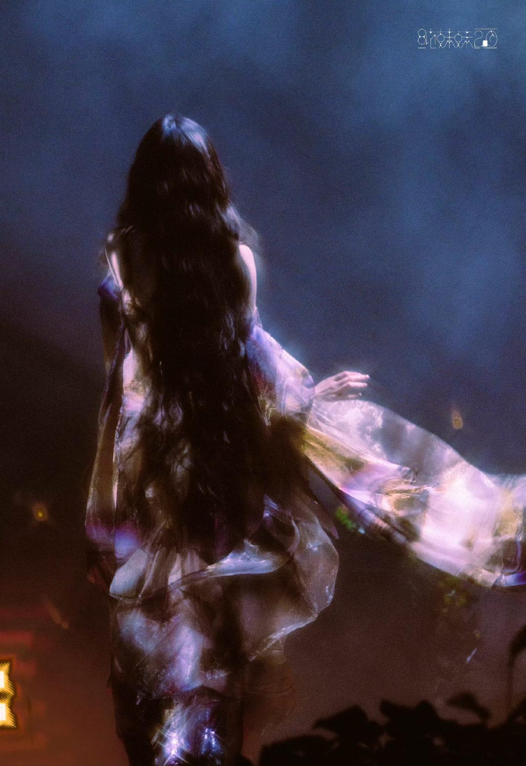 #单依纯[超话]#  旋律落于心底，温柔自有力量
Melody sinks into soul, gentleness holds endless power ​
