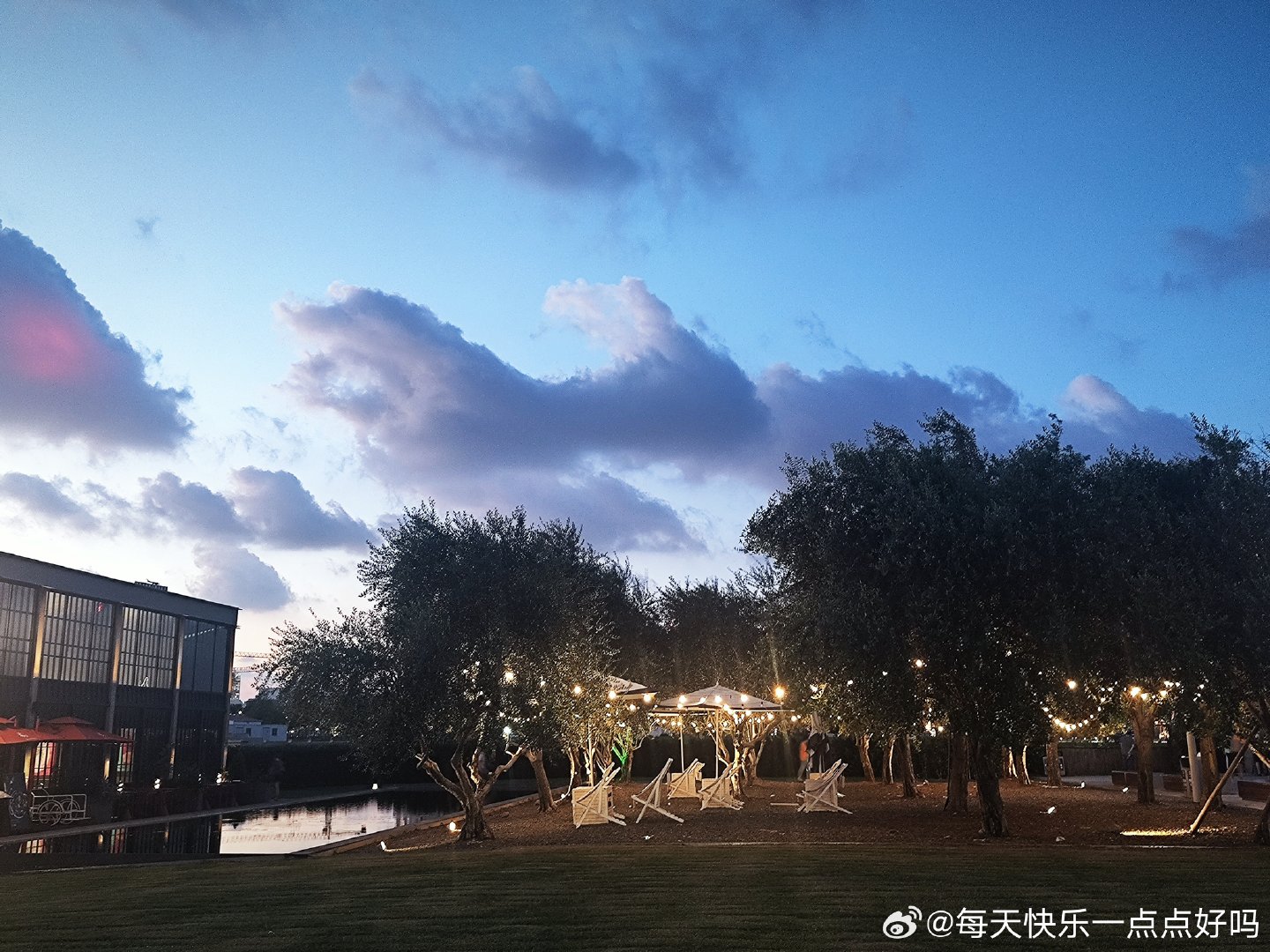 下班时候想了想去江边走走，于是拐了个弯，发现这个时间的江边真美啊，像动漫一样，可惜我的破小米手机拍不出来。  ​