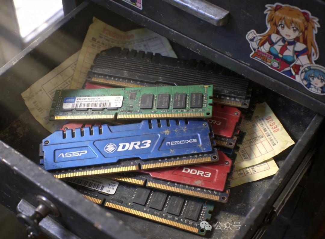 DDR4 卖得比 DDR5 还贵？我去翻了半天行情，连 DDR3 都没逃过