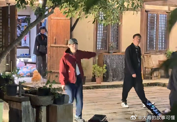 #何炅黄磊回乌镇蘑菇屋了#  看到这画面我直接泪目，当年追综艺的我，现在都已经开始上班了啊喂！#乌镇戏剧节# ​