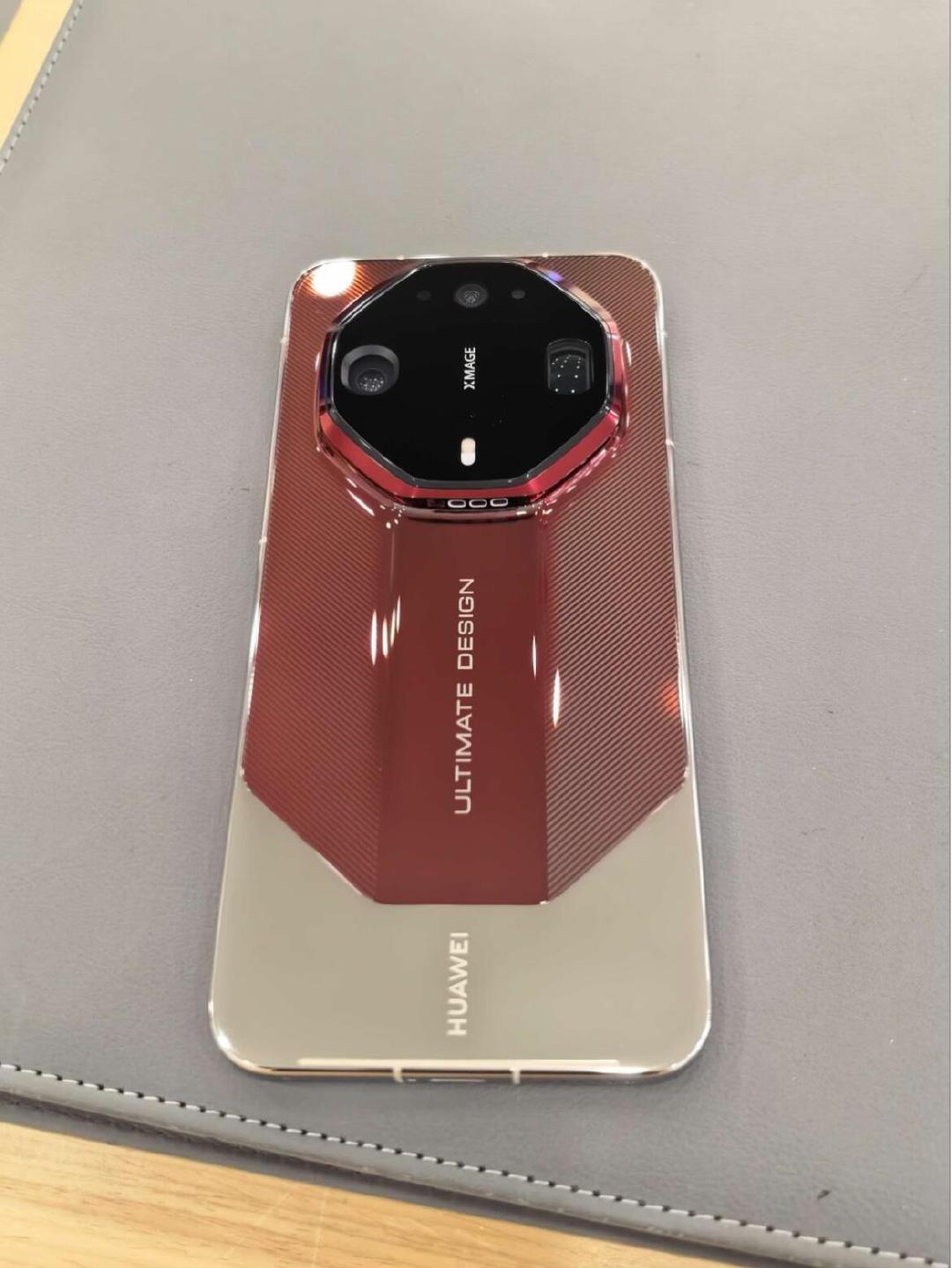华为Mate90真机曝光！！顶配Mate90 RS非凡大师单独使用八边形镜头模组，红陶瓷拼接后盖，和普通版形成明显区隔。
目前曝光素材属于网络爆料，并非官方最终定稿 ​