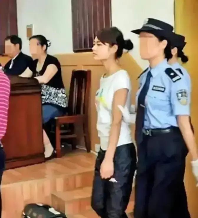 2009年，这是“烈女”邓玉娇法庭受审的照片，她面容清秀、高挑瘦弱，谁知她竟能反杀几名成年男子，好在最后的审判结果没让大家失望！
邓玉娇把那张判决书对折了两次，塞进背包夹层。母亲在法院外拽了拽她的袖子，声音压在喉咙里：“走，先回家。”
回野三关的长途车上，有人朝她这边张望，交头接耳。邓玉娇把脸转向车
