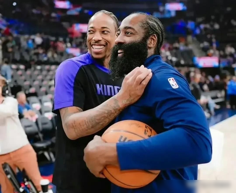 同样37岁，同一年进NBA。哈登刚签3年9700万，德罗赞只拿1年388万。
哈登之前有个4232万的选项，他不要。等了骑士53天，最后要了个全额保障，最后一年3400万球员选项，还给自己加了15%交易保证金。生涯总薪资直接破5亿，史上第二个37岁签下9000万+合同的人。
德罗赞呢？还能背打，
