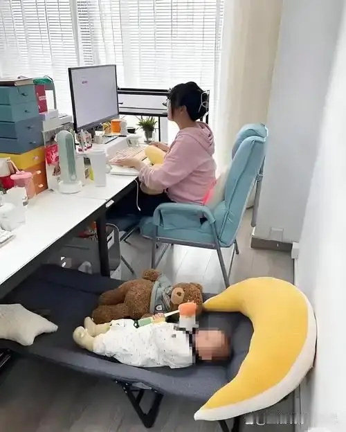 太暖心！深圳宝妈产假带2个月婴儿上班，全员温柔相助
 
9月16日，华龙网采访深圳职场宝妈任女士。她身处产假期间，家中需要养育两个孩子，生活经济负担沉重，无长辈帮忙照料幼子。经公司老板许可，她带着两个月大的哺乳期婴儿到岗兼职，同事与老板主动轮流照看孩子，温暖的职场氛围收获全网好评。
 
对于普通工薪