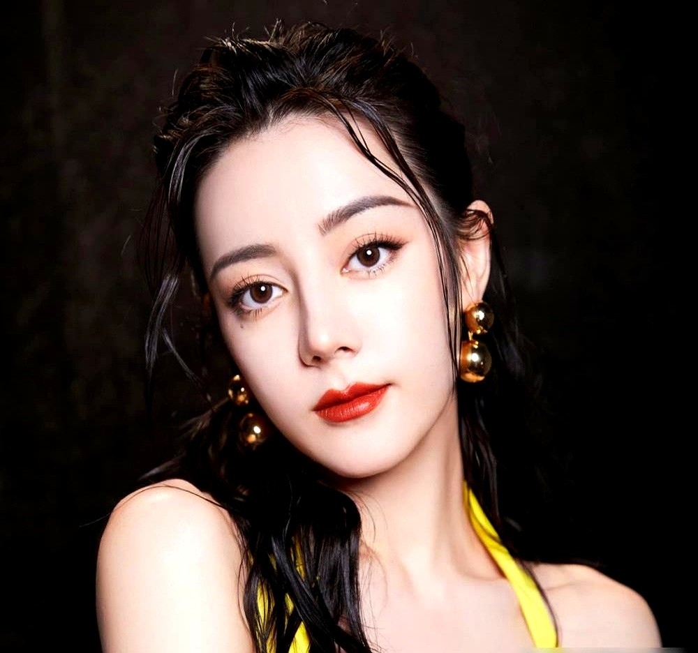 选角要是全塞俊男靓女，这剧基本就砸了。

孙千扔人堆里真不算扎眼，但偏偏就是这种不争不抢的脸，才能把二本毕业、自卑到骨子里的北漂尚之桃立住。她身上那股闷着头硬顶的韧劲，靠死磕一步步熬成策划总监，换个大美女来演反而假了。

井柏然西装一穿、眼一抬，广告圈鬼才的傲慢和压迫感全出来了。剧版虽然软化了他的冷