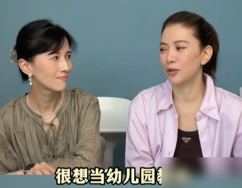 袁咏仪一听要跟蔡少芬比普通话，直接摆手，说这是挑事，是侮辱。
papi酱问她跟蔡少芬谁普通话好，她当场炸毛，吐槽听蔡少芬说普通话烧心，还质问为什么可以那么离谱。转头人家蔡少芬还觉得自己说得挺好。
不光损这个。吴镇宇这么多年总说张智霖娶她是回馈社会，这回她正面回击，说吴镇宇老婆嫁给他才是救了整个地