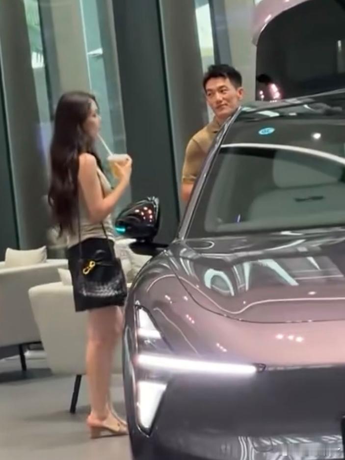 偶遇张馨予和老公在广州看车，何捷看老婆好宠溺，夫妇俩互动甜蜜 ​
