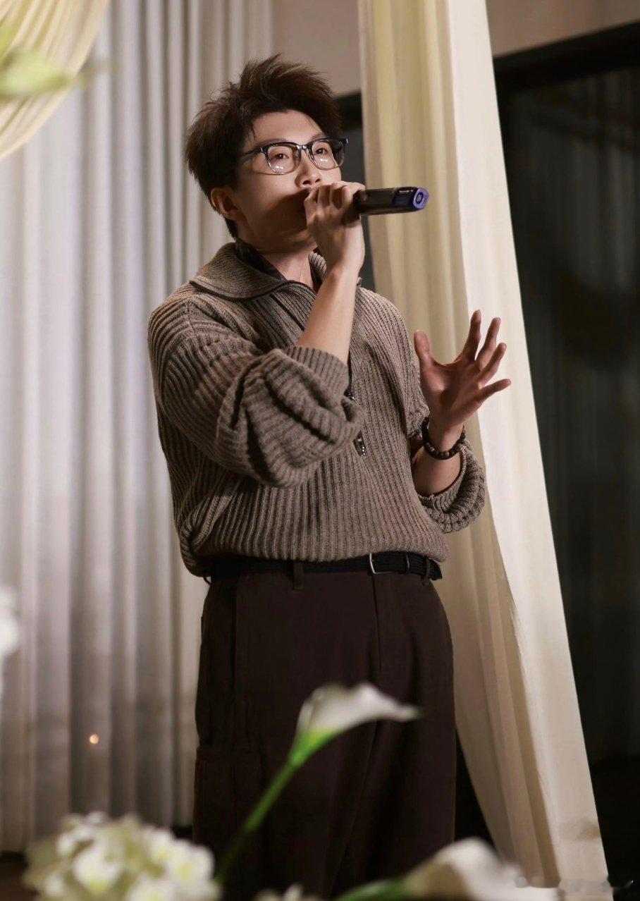 毛不易在相识二十年女性挚友的婚礼上致辞，因两句话被网络单独截取，引发了关于异性友谊边界与婚礼分寸感的激烈争论。  一、争议起因：两句被剥离语境的话- 被截取片段一：毛不易回顾与新娘子从初中相伴二十年的