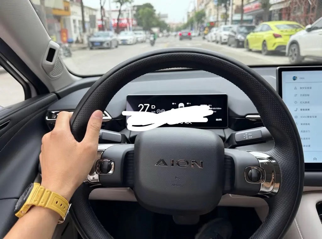 RT - 长续航更省心
埃安RT 605智享版上新，搭载宁德时代电池，605km续航扎实。日常通勤不用频繁充电，周末短途自驾无需费心规划补能，代步出游都安心省心#埃安 RT 605智享版 # ​