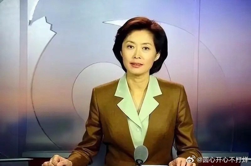中学和高中的语文老师告诉我们
一个学议论文的捷径就是看当年的焦点访谈！

既能追踪当时的热点事件和新闻
最重要的是能听到主持人对事件的评论
而这恰恰就是议论文最重要的论点和得分点

我最喜欢的就是敬一丹的点评
抓住问题的核心一剑封喉
语言表达和技巧对当时的我来说太好了
中考和高考语文尤其是 ​