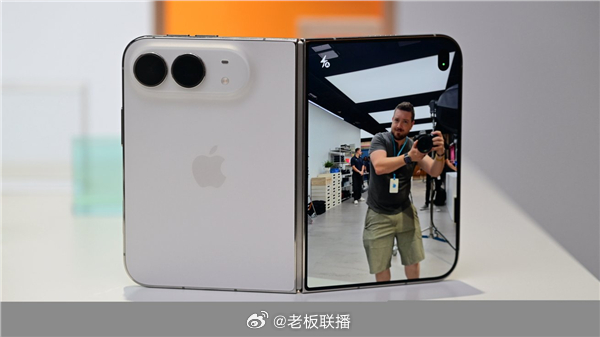 【#有人一次买10台iPhoneDuo送人#】 #经销商称iPhoneDuo溢价会快速回落# 苹果首款折叠屏iPhone Duo开启预售后，第三方渠道一直存在溢价销售的情况，行情也随货源变化而持续调整。从市场反馈来看，溢价并非固定不变，而是随着现货供应和消费者需求实时波动。#苹果芯片布局曝光#

杭州某数码城商户表示， ​