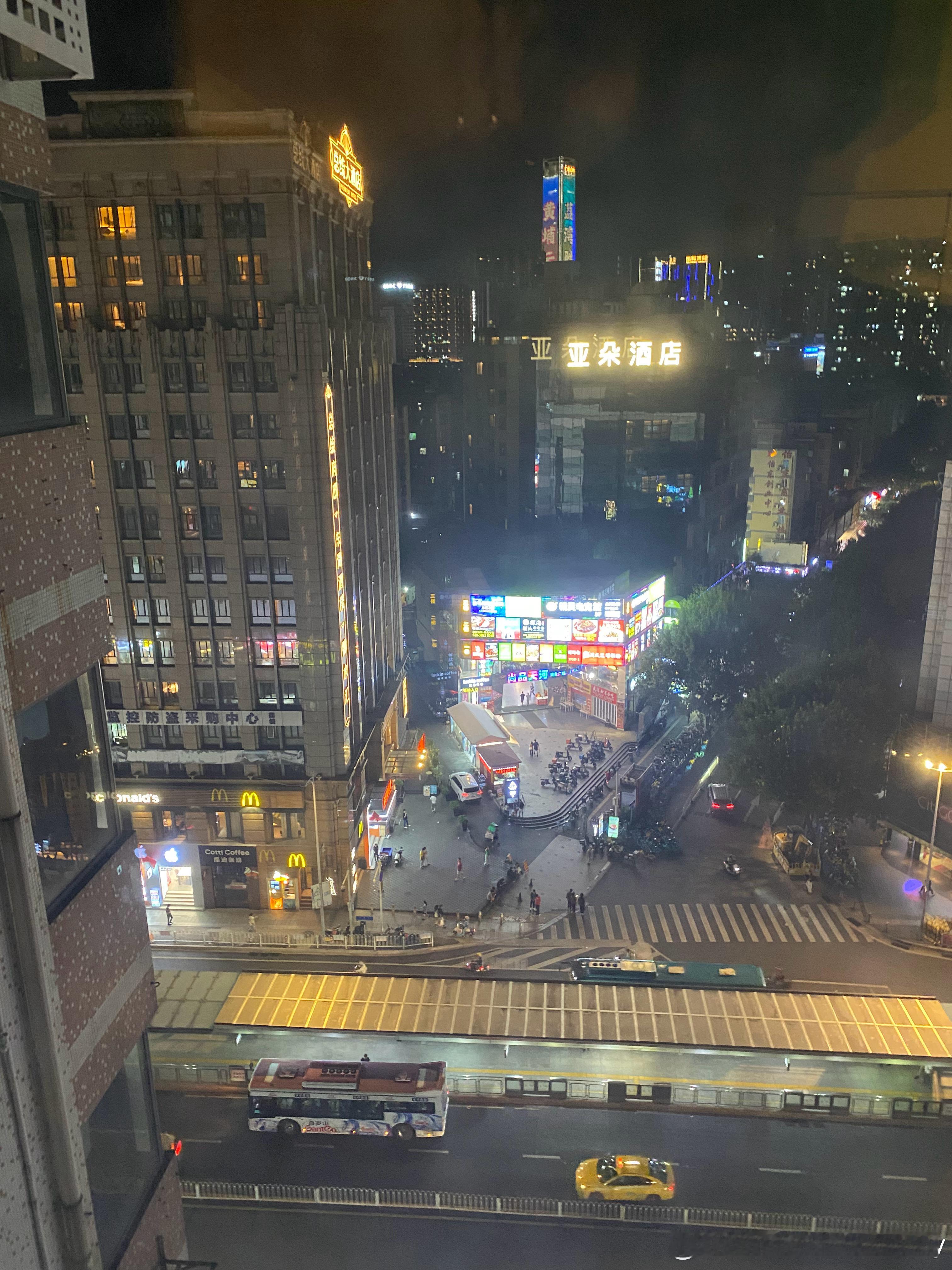 今天哭得头晕 好久没有那么哭过了
坐在酒店吃早餐眼泪就不自觉掉下来
从医院出来的时候一直有种莫名奇妙的感觉
包括回来也是 打开房间门的一刹那
尤其是收拾行李的时候 又开始掉眼泪
和之前读博返校的不适感近似
好像把近一年积攒的所有不满 委屈 压力 难过 苦闷 害怕 愤怒 懊悔 厌恶 所有负面情绪都倾 ​