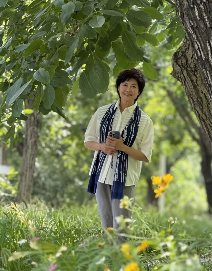 #敬一丹留言感谢这世界让我走过#今天早晨，敬一丹老师的女儿王尔晴发布讣告，证实敬一丹因急性脑出血抢救无效离世，享年71岁。

今年6月她在哈尔滨突发急性脑出血，病情危重，转到北京治疗近三个月，从夏至到白露，最终还是没能留住。

讣告上方是敬一丹生前亲笔手写的最后一句话，"感谢这世界，让我走 ​