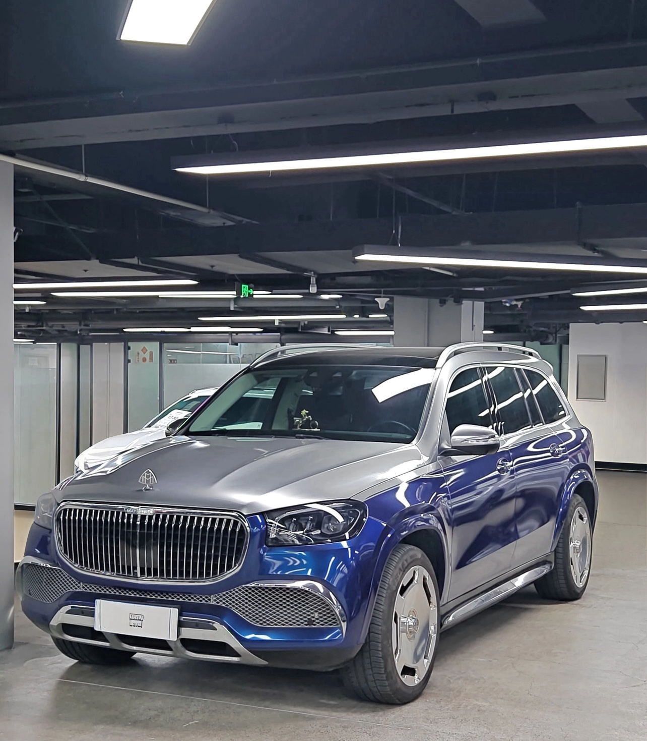 作为百万级全尺寸豪华SUV的标杆车型，奔驰GLS450向来是兼顾商务气场与家用舒适的上佳之选。这台21年上牌的GLS450四驱时尚版，安全行驶3.7万公里，整车车况极佳，成色状态堪称巅峰。
经典百搭的黑外棕内配色，沉稳内敛、高级耐看，不张扬却自带尊贵气场，不管是商务接待还是日常出行都格外适配。搭载3