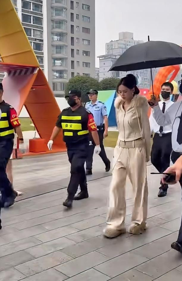身高171厘米，体重常年压在96斤上下，沈梦辰最近在活动现场的生图一出来，直接把不少网友看愣了。 ​
