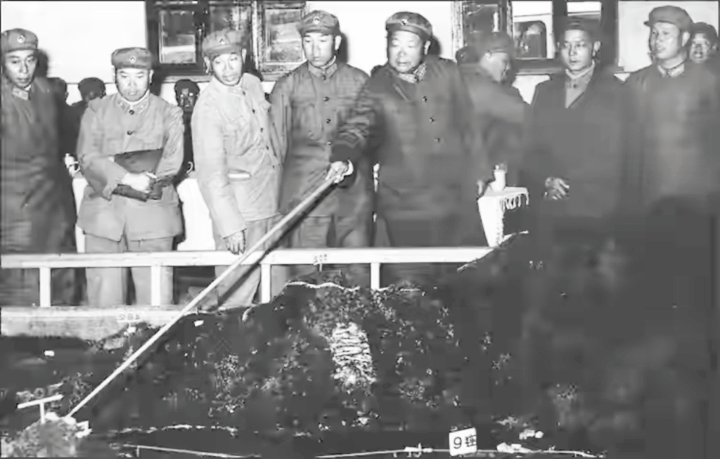 1964年，全军大比武期间，时任旅大警备区政委吴岱将军（右二）等观看沈阳军区司令