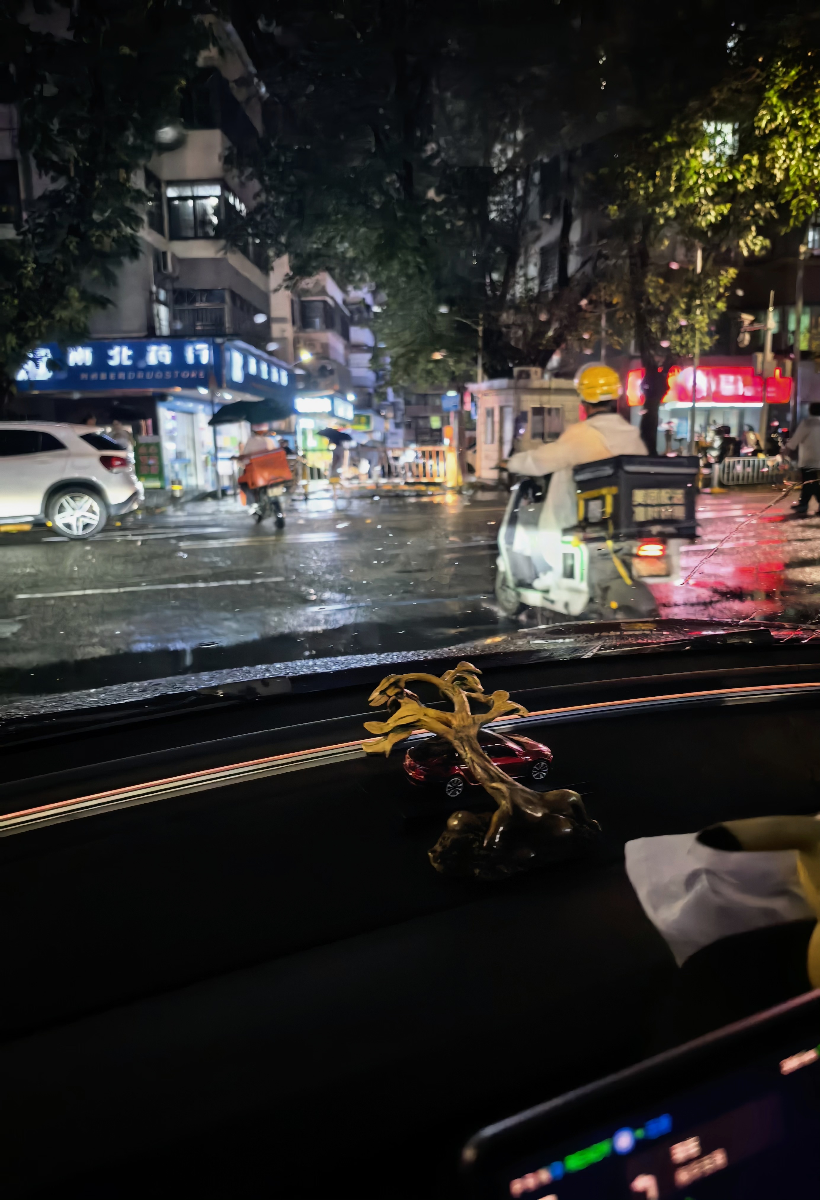 FSD初体验
 
刚完整体验了一圈FSD，说说真实感受。
 
缺点也很直观：系统监管非常严格。就算手可以不用一直扶方向盘，但眼睛必须盯着前方，哪怕只是低头瞟一眼中控地图，马上就弹出提醒。另外它开得比我自己开车要更快一些。
 
但整体行驶质感确实超出预期，非常稳。我专门跑了路况复杂的城中村，路上 ​