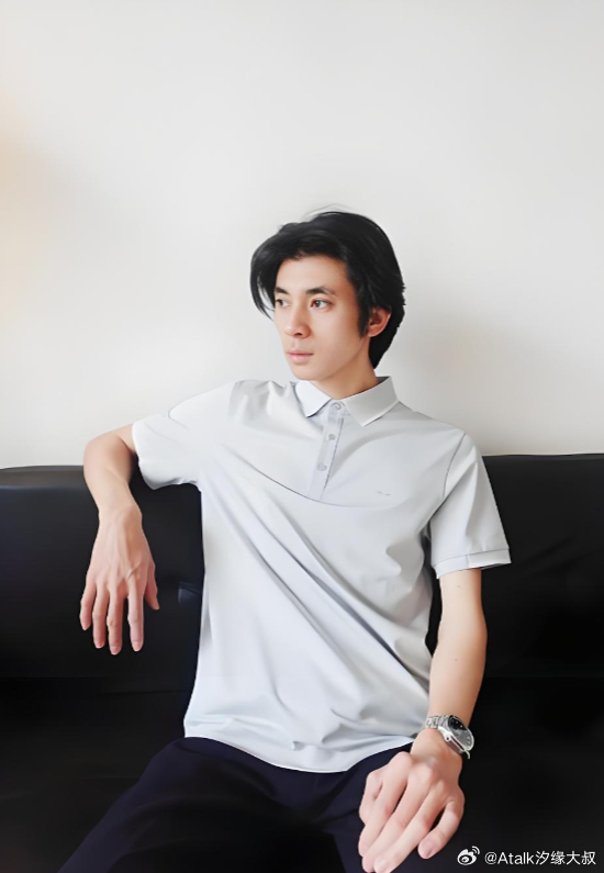 这个男命的事业运如何？
日元为癸水，地支巳丑酉三合金，酉为中神，印星很旺。财星丁火为用，年柱丁丑，丁火坐丑，根很弱，时柱丁巳，巳化金，且八字缺木，财无原神，财不旺。
月干为七杀己土，地支金很强，耗泄己土很重。
这个八字有正经工作，比较稳定，但难以发挥，工资不高但稳定的类型。工作岗位 ​