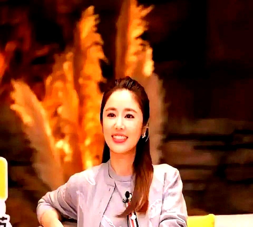 林心如终于不吸肚子了。丢掉那些勒得人喘不过气的高定礼服，她套上了一件松垮的米色大衬衫。

镜头前她没再死磕名贵行头。一条棉麻裤，一双平底布鞋，整个人陷在宽大的布料里，连肩膀都彻底垂了下来，透着一股不紧绷的舒展。

以前走红毯，为了把自己塞进小一号的紧身裙，拼命砸钱买奢侈装备，结果还要被人指指点点说土