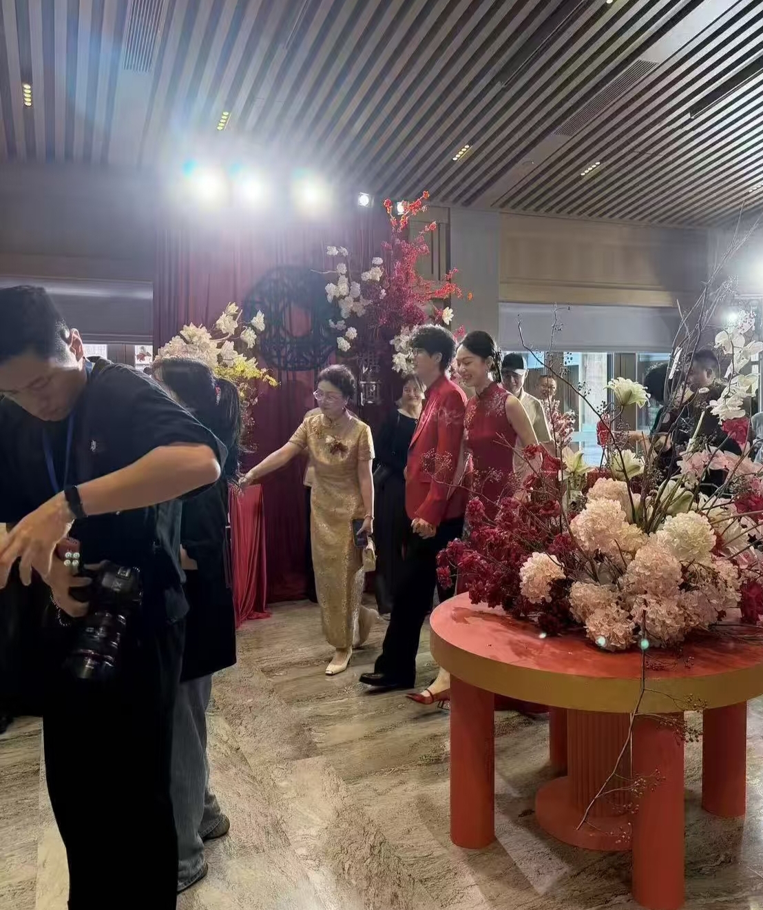 40岁许嵩和老婆冯禧回重庆办回门宴，夫妻俩穿着一身大红色中式婚服，现场布置得好喜庆，还贴着两幅他们的婚纱照，男帅女美，看起来很般配！
他们给每一位宾客发了红包和喜糖，还发了一串冰糖葫芦，还挺接地气。
据悉，许嵩比冯禧整整大了14岁，女方一开始是他粉丝，没想到成功追到了偶像，好像言情小说里的情节啊！