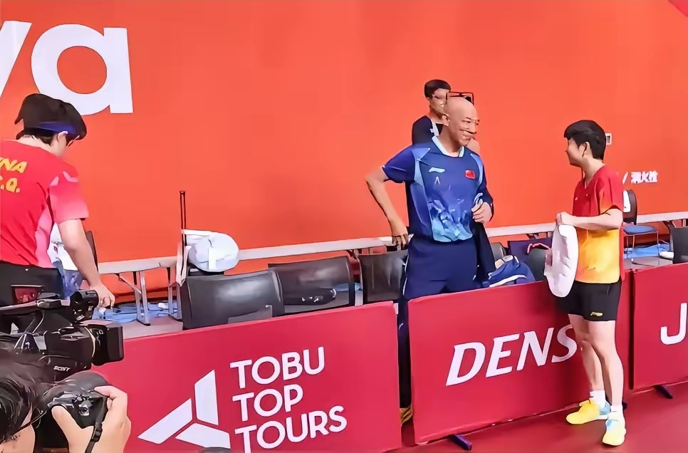#孙颖莎提醒肖战脱去外套#莎莎用手指着肖指导:马上就开始打比赛了，你的外套还不脱下吗？
肖战眼睛紧紧的盯着莎莎，边脱也笑！
久违的巴黎奥运会周期最佳三人组再现亚运会，从肖指导看莎莎的眼神里读懂了，除了宠爱还是宠爱……
奥运会那么艰巨的混双任务莎头都完成了，这次又有肖指导当场外，莎头组合 ​