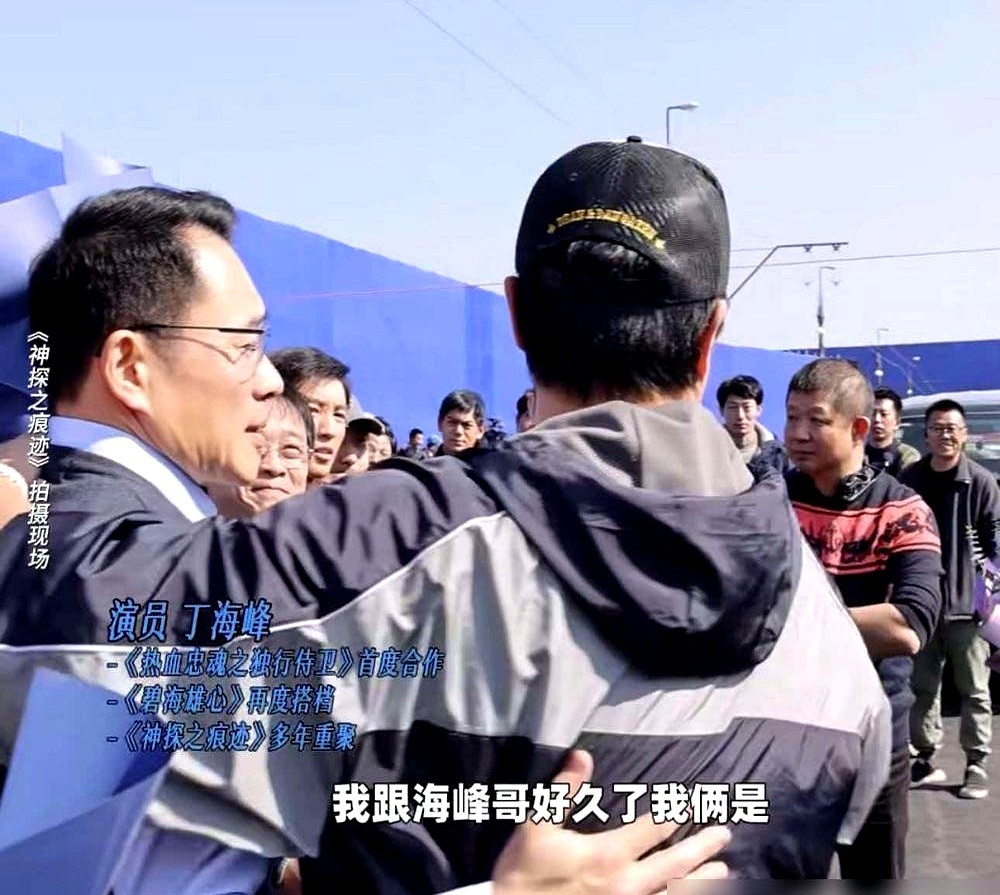 都盯着陈思诚几十亿的票房，却没看懂他怎么把这群人死死绑在一条船上。

唐探连着误杀，王宝强、刘昊然、肖央雷打不动。郭帆死磕几千人的重工业，吴京拿命拼实战，陈思诚却端着茶杯在攒局。

他把戴墨这些新人推上监视器前，自己攥着IP和资金在幕后控盘。别扯什么艺术探讨，全靠分账痛快、给足面子。

活干得舒服，