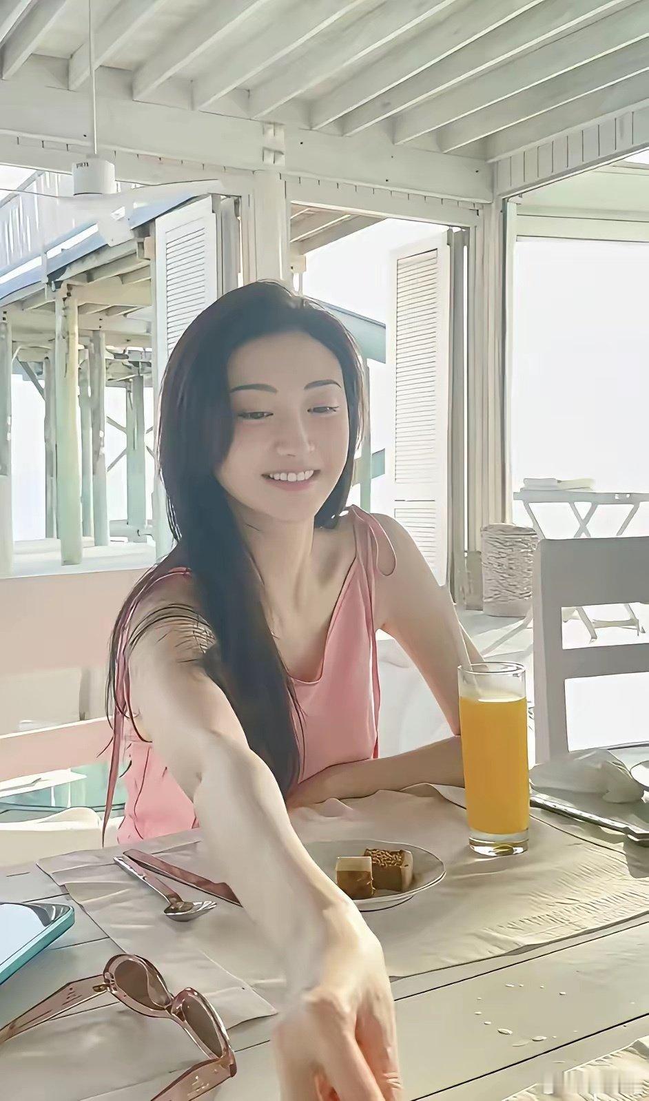 看了景甜国外度假的视频，摆在她前面就两块糕点加一杯果汁，也没有其他山珍海味了，她还给对面的夹了一块。 ​