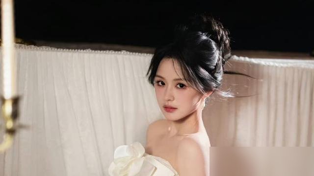短剧圈撕成这样，没一个人敢吭声，就她跳出来了。
郭宇欣跟徐艺珍那点事，圈里人都装看不见。唯独余茵直接开麦，力挺郭宇欣。要知道这行最怕沾是非，她偏不躲。
有人扒出余茵自己也不容易。前阵子连轴拍戏，暴瘦到七十来斤，吸着氧还在扛。就这身板，还敢替人出头。
再看郭宇欣，刚凭“白清枚”杀出来，转头就进组