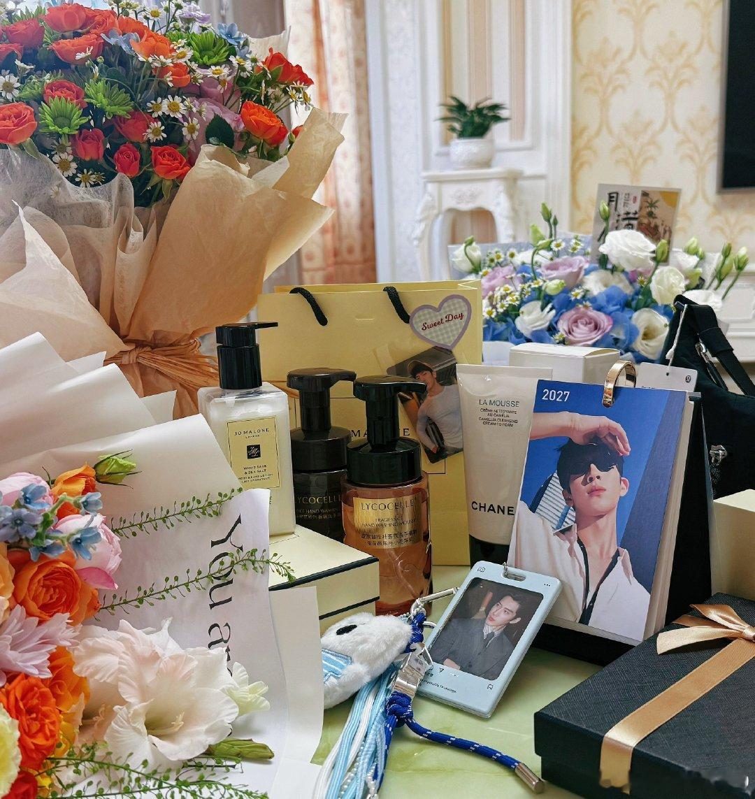 #井柏然[超话]#  是谁在生日这天拥有了Luke家同款啊？是我呀！#井柏然私下也这么有栾念感# ​