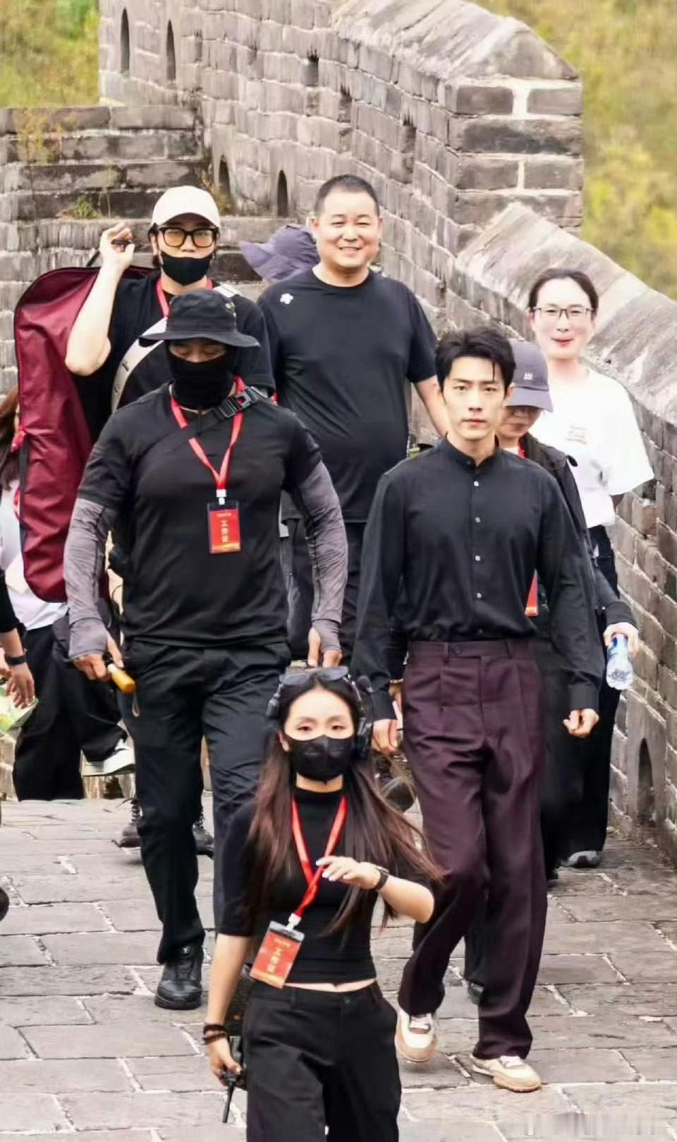 说句实话，我还在看昨天肖战在长城上的路透图！肖战这一行人真的是太帅了吧！旁边的胖次是什么情况呢？居然包裹的比人家肖战还要严实！
昨天，肖战是在长城上面录歌曲我和我的祖国，到时候国庆节我们应该都能看到吧？有点儿期待了！肖战