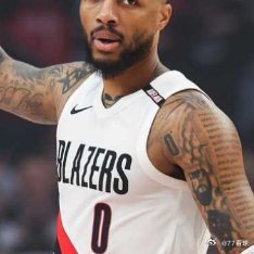 10月22日NBA常规赛，开拓者主场124-83大胜太阳拿下开门红✅
利拉德伤愈回归状态火热，砍下25分6助攻，莫兰特14分8助攻强势助阵。
开拓者开局直接轰出21-0梦幻攻势，三节彻底打花比赛，全程压制太阳。
中国球员杨瀚森替补登场，拿下5分2篮板。太阳仅布克23分勉强撑场面，全场无力反扑，开门惨败。#nba# ​