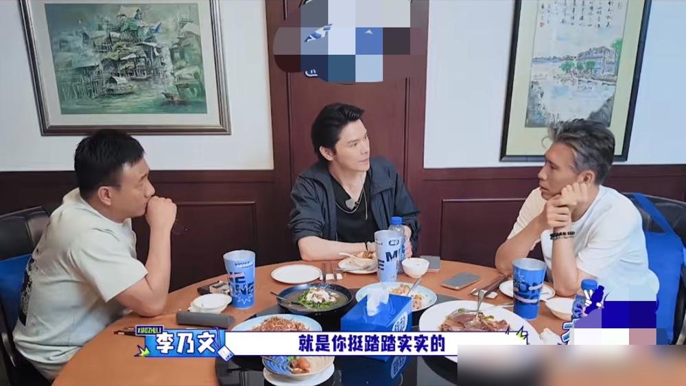 向佐居然亲口承认，那些“博眼球”就是故意的，就为了撕掉“向华强儿子”这五个字。
胡军和李乃文在《大哥小助理》里当面问他，他直接摊牌，不装了。说不想一辈子被人说靠爹，哪怕出丑也得让人先看见“向佐”是谁。
结果俩前辈跟了他两天，全改观了。逛个街他比价，吃个饭他打包，纯纯一过日子人。热搜上那个“泳池直