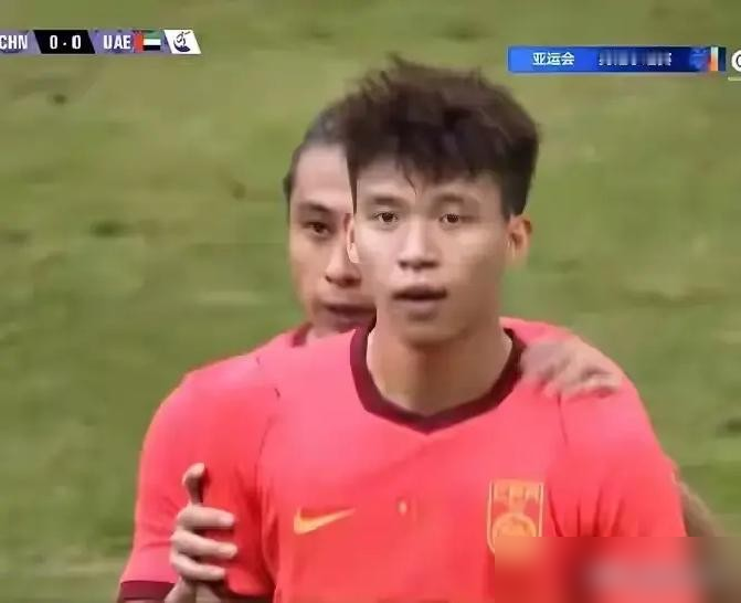 被掐脖子反吃一张黄牌，王钰栋直接无缘八强战。
裁判哨响那下，阿联酋那哥们先动的手，掐脖推搡全上了。王钰栋没忍住，回了一下。结果俩人都染黄，可他上一场已经背了一张，累计停赛。
最扎心的是，中国队三场小组赛首发一模一样，安东尼奥愣是一个人都没换过。现在核心大腿停赛，打泰国必须变阵。
同屋的蒯纪闻大