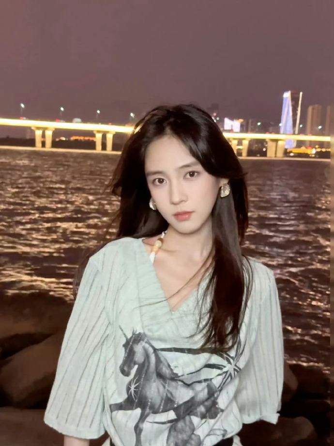 这小妹演过《大宋少年志2》《韶华若锦》，但没什么印象啊，不知道综艺表现...