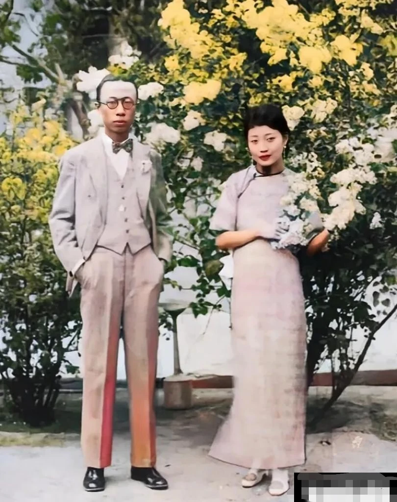 溥仪与婉容 天津静园
左侧爱新觉罗·溥仪，右侧郭布罗·婉容（末代皇后），拍摄地点