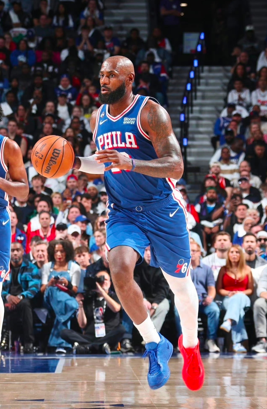 终结历史神迹！NBA有一项恐怖常规赛铁律，球队一旦拉开29分差距，胜率百分百，此前累计达成466场连胜不败，统治力无人能破。
 
本轮NBA常规赛迎来颠覆认知的对决，深陷29分大坑的76人，下半场强势觉醒，最终114-106逆转骑士，书写全新历史。
 
根据记者Tim Reynolds的精准统计，这场极限翻盘刷新詹姆斯 ​
