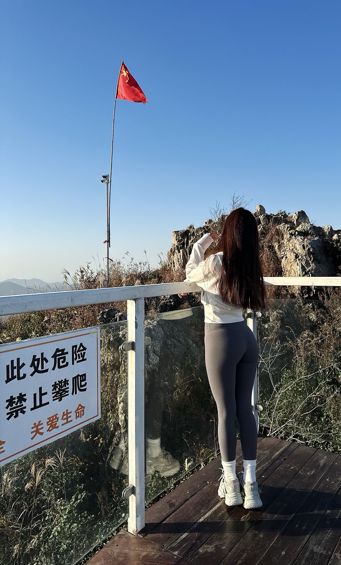 <p>女生怎么穿紧身裤才好看 女生怎么穿紧身裤才好看 晒一张外出游玩照...