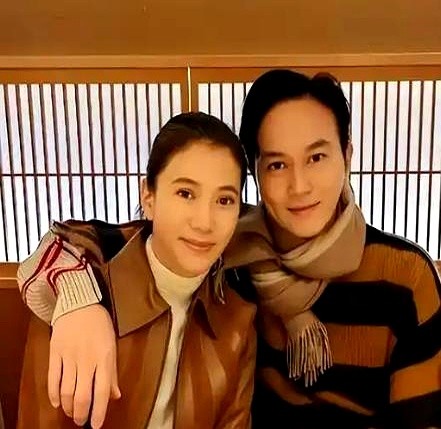 当年拍戏为了躲袁咏仪，吴镇宇甚至装过不喜欢女人。这俩老熟人互怼从来不留情面，吴镇宇吐槽张智霖娶她是“回馈社会”，袁咏仪转头就反杀：你老婆嫁你才是拯救全宇宙！

从小在警察大院长大的袁咏仪早年顶着“恶女”名号，谁也不惯着。聊起不做演员想干嘛，她脱口而出想当幼儿园老师，理由竟然是孩子省心、“没能力反抗我
